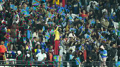 உலகக் கோப்பைக்கு ரசிகரும் வரவேண்டுமென அடம்பிடிக்கும் கால்பந்து வீரர்கள்!