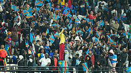 உலகக் கோப்பைக்கு ரசிகரும் வரவேண்டுமென அடம்பிடிக்கும் கால்பந்து வீரர்கள்!