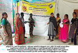 100 சதவீதம் வாக்களிப்போம்: மலைவாழ் மக்களிடம் விழிப்புணா்வு கையொப்பம்