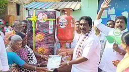 ஃப்ரிட்ஜ், கேஸ் சிலிண்டருடன்  வாக்கு சேகரித்த அதிமுக வேட்பாளர்!