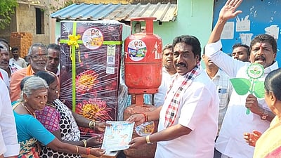 ஃப்ரிட்ஜ், கேஸ் சிலிண்டருடன்  வாக்கு சேகரித்த அதிமுக வேட்பாளர்!