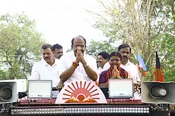 விசிக வேட்பாளா் வாக்கு சேகரிப்பு