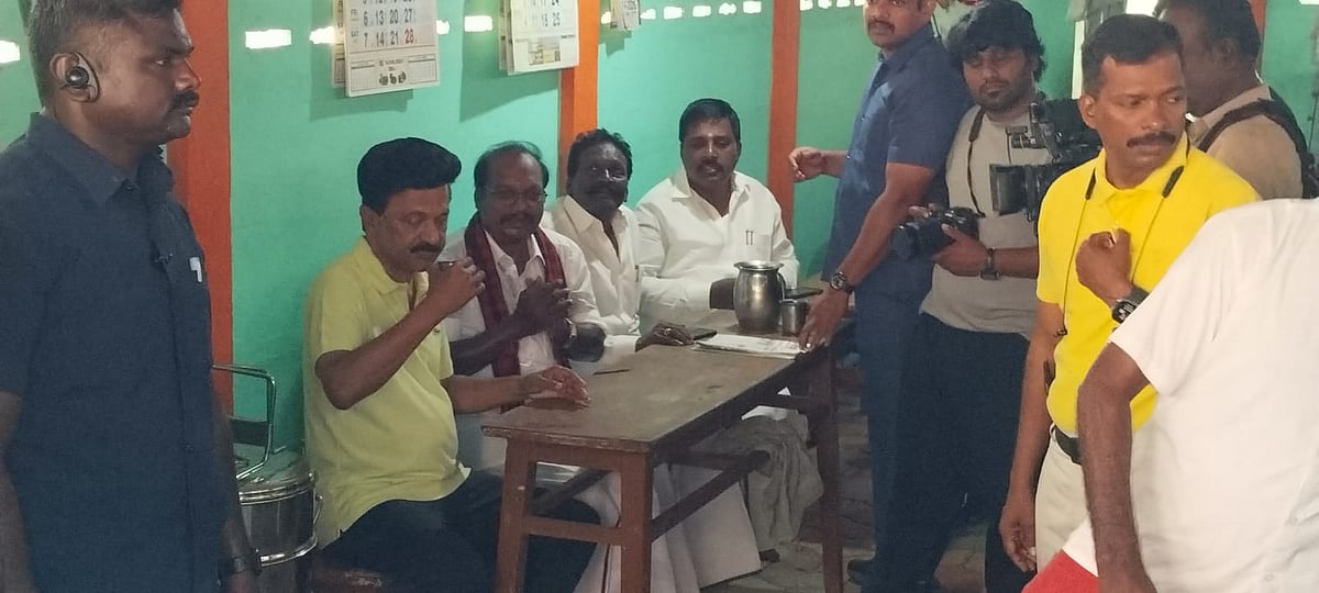 தேநீர் கடையில் முதல்வர் ஸ்டாலின்.