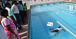 100 % வாக்குப் பதிவு: தண்ணீரில் மிதந்து விழிப்புணா்வு
ஏற்படுத்திய மாற்றுத்திறனாளி