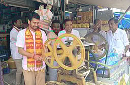 கரும்புச்சாறு கொடுத்து தவெக வேட்பாளா் வாக்கு சேகரிப்பு