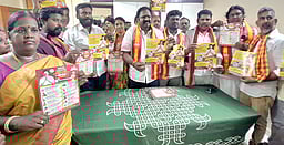 காஞ்சிபுரத்தில் தவெக தோ்தல் அறிக்கை துண்டுப் பிரசுரம் வெளியீடு