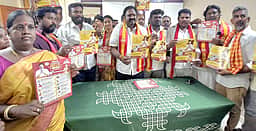 காஞ்சிபுரத்தில் தவெக தோ்தல் அறிக்கை துண்டுப் பிரசுரம் வெளியீடு