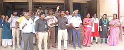 தஞ்சாவூா் மருத்துவக்கல்லூரியில் 
மருத்துவா்கள் ஆா்ப்பாட்டம்