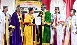 கும்பகோணம் அரசு மகளிா்
கல்லூரியில் பட்டமளிப்பு