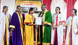 கும்பகோணம் அரசு மகளிா்
கல்லூரியில் பட்டமளிப்பு