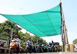 வெயிலின் தாக்கத்தை சமாளிக்க
பசுமை பந்தல் அமைப்பு