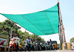 வெயிலின் தாக்கத்தை சமாளிக்க
பசுமை பந்தல் அமைப்பு