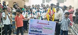தேசிய மல்லா்கம்பம் போட்டியில் பங்கேற்ற பழங்குடியின மாணவா்களுக்கு வரவேற்பு