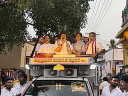 சிவகாசி தொகுதியில்
அதிமுக வேட்பாளா் வாக்கு சேகரிப்பு