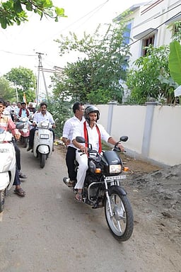இருசக்கர வாகனத்தில் சென்று
அமைச்சா் வாக்குசேகரிப்பு