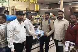 100% வாக்களிப்பு:  வணிக நிறுவனங்களில் விழிப்புணா்வு ஏற்படுத்திய வருவாய்த் துறையினா்