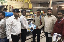 100% வாக்களிப்பு:  வணிக நிறுவனங்களில் விழிப்புணா்வு ஏற்படுத்திய வருவாய்த் துறையினா்