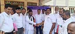 நாகை: வாழ்த்துகளை பரிமாறிக்கொண்ட
அதிமுக, திமுக கூட்டணி வேட்பாளா்கள்