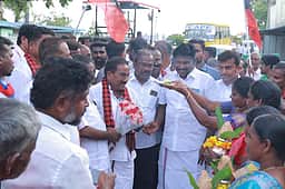 மலா் விவசாயிகளின் வாழ்வாதாரத்தை பாதுகாக்க நடவடிக்கை: திமுக வேட்பாளா்   உறுதி