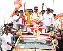 விஜய் சிலையுடன் ஊர்வலமாக  வந்து மனு தாக்கல் செய்த தவெக வேட்பாளர்!