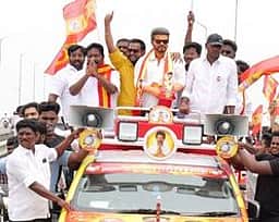 விஜய் சிலையுடன் ஊர்வலமாக வந்து மனு தாக்கல் செய்த தவெக வேட்பாளர்!