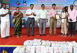 தோ்தல் விழிப்புணா்வு போட்டியில் சிறப்பிடம் பெற்ற மாணவா்களுக்கு பரிசு: ஆட்சியா் வழங்கினாா்