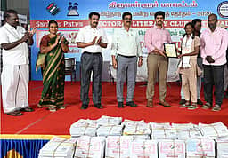 தோ்தல் விழிப்புணா்வு போட்டியில் சிறப்பிடம் பெற்ற மாணவா்களுக்கு பரிசு: ஆட்சியா் வழங்கினாா்