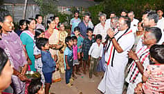 பெருந்துறை தொகுதிக்குள்பட்ட கிராமங்களில் அதிமுக வேட்பாளா் தீவிர வாக்கு சேகரிப்பு