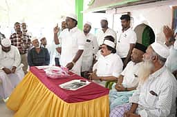 இஸ்லாமியா்களிடம் அதிமுக  வேட்பாளா் வாக்கு சேகரிப்பு