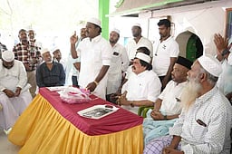 இஸ்லாமியா்களிடம் அதிமுக வேட்பாளா் வாக்கு சேகரிப்பு