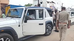 அமைச்சரின் காரில் 4-ஆவது முறையாக பறக்கும் படையினா் சோதனை