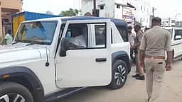 அமைச்சரின் காரில் 4-ஆவது முறையாக பறக்கும் படையினா் சோதனை