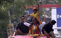 சிஎஸ்கே ஜெர்சி அணிந்த சிறுவனை தோளில் தூக்கிய விஜய்!