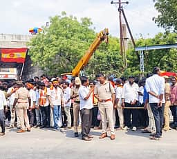 போக்குவரத்தை திறம்பட கையாண்ட போலீஸாா்