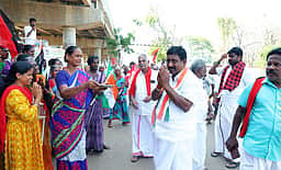 காரைக்குடியில் காங்கிரஸ் வேட்பாளா் வாக்கு சேகரிப்பு