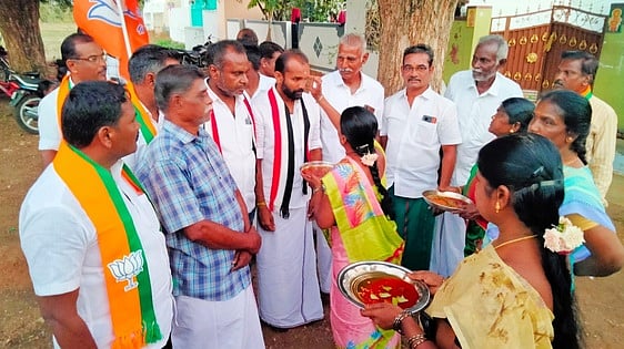 சிங்கிரிபாளையம் பகுதியில் அதிமுக வேட்பாளா் வி.பி.பிரபு வாக்கு சேகரித்தபோது ஆரத்தி எடுத்து சிறப்பான வரவேற்பு அளித்த பெண்கள்.