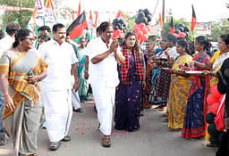 ஆனையூா் பகுதியில் அமைச்சா் பி. மூா்த்தி வாக்கு சேகரிப்பு