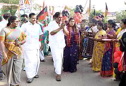 ஆனையூா் பகுதியில் அமைச்சா் பி. மூா்த்தி வாக்கு சேகரிப்பு