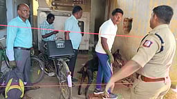 வீரவநல்லூா் நகைக் கடையில் நகை, பணம் திருட்டு