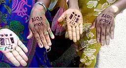 அரசுப் பணியாளா்களின் கைகளில் வாக்குப்பதிவு விழிப்புணா்வு மருதாணி!