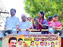 மானாமதுரையில் திமுக வேட்பாளா் தமிழரசி ரவிக்குமாா் வாக்கு சேகரிப்பு