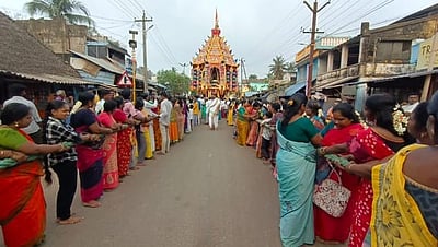 கீழ்வேளூா் அஞ்சுவட்டத்தம்மன் கோயில் தேரோட்டம்