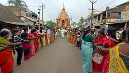 கீழ்வேளூா் அஞ்சுவட்டத்தம்மன் கோயில் தேரோட்டம்