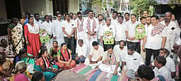 அகஸ்தீசுவரத்தில் அதிமுக வேட்பாளா் வாக்கு சேகரிப்பு