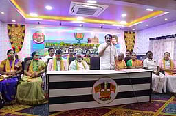 அதிக வாக்குகள் பெற்றுத் தரும் பூத் பொறுப்பாளா்களுக்கு தங்கச் சங்கிலி: நயினாா் நாகேந்திரன்