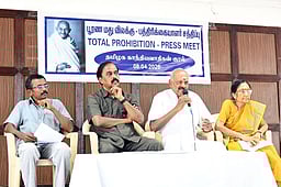 மதுவிலக்கை அறிவிக்கும் கட்சிக்கே மக்கள் வாக்களிக்க வேண்டும்: தமிழக காந்தியவாதிகள் கோரிக்கை