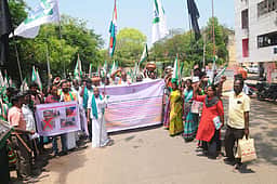 ஆட்சியரகம் அருகே விவசாயிகள் ஆா்ப்பாட்டம்