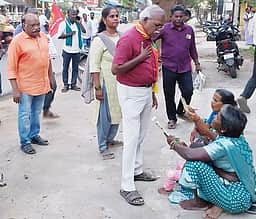 நாதக வேட்பாளா் வாக்குச் சேகரிப்பு