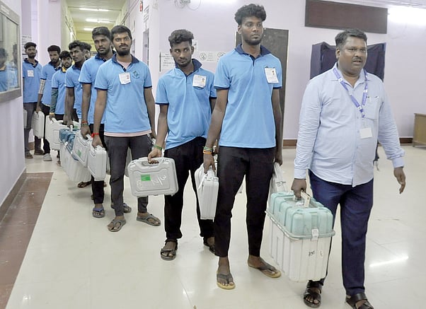 புதுச்சேரி லாஸ்பேட்டை மோதிலால் நேரு தொழில்நுட்ப கல்லூரி வளாகத்தில் இருந்து வாக்கு பதிவு மையங்களுக்கு புதன்கிழமை எடுத்துச் செல்லப்பட்ட மின்னணு வாக்குப் பதிவு இயந்திரங்கள், அதற்கு தேவையான பொருள்கள்.