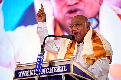 படிப்பறிவில்லாத குஜராத் மக்கள்: கார்கே வருத்தம்!